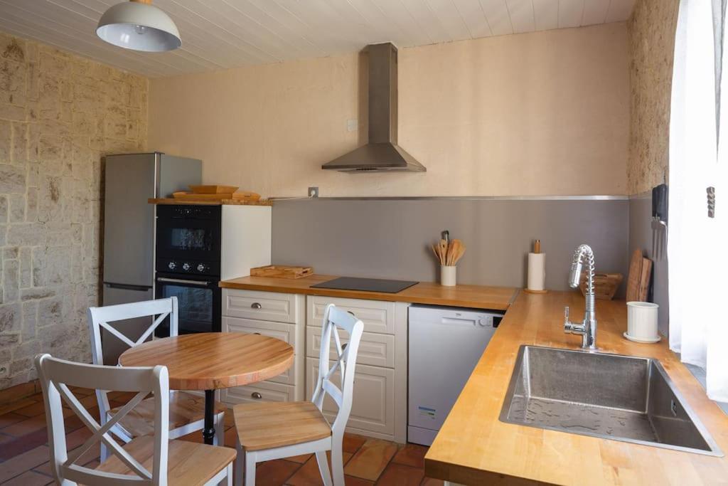 Mas Provencal De 120M2 En Camargue, Avec Piscine Et Parking Inclus, Ideal Pour Des Vacances Αρλ Εξωτερικό φωτογραφία